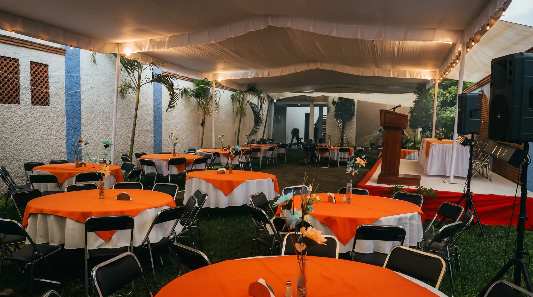 Patio de Rayito preparado con mesas para una convivencia familiar