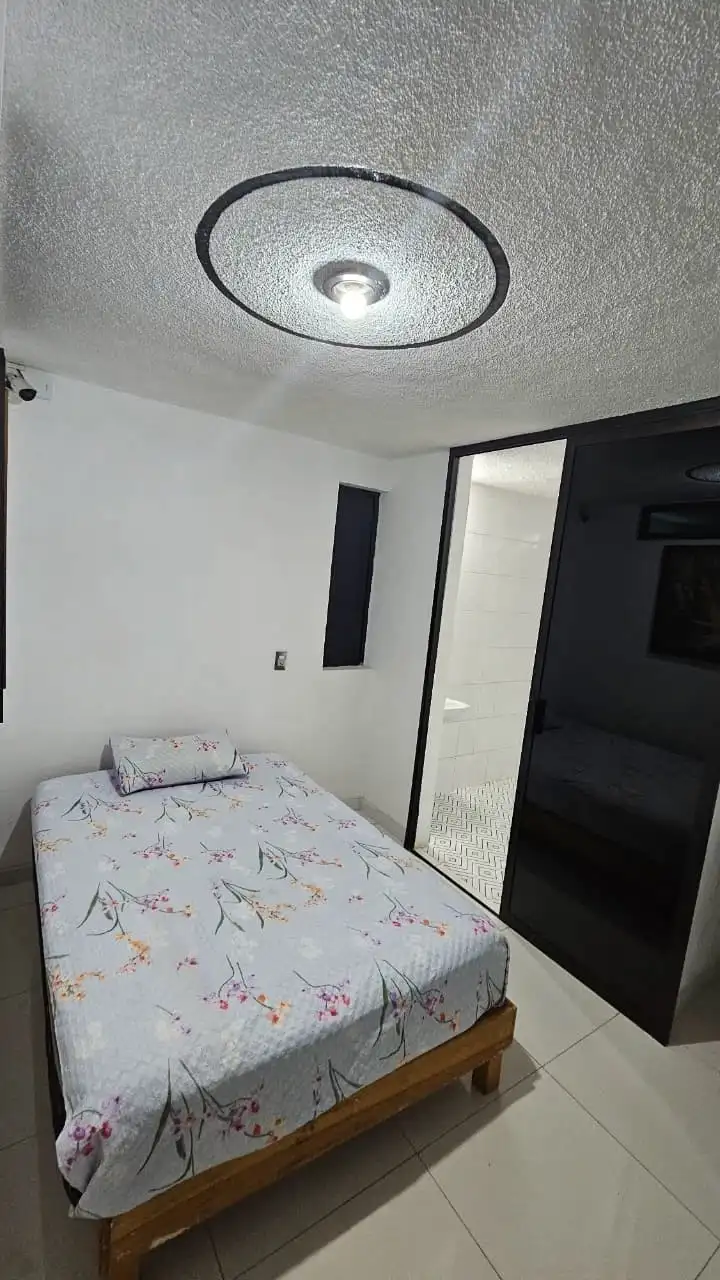 Otra habitación de Rayito con cama y cuadro en la pared