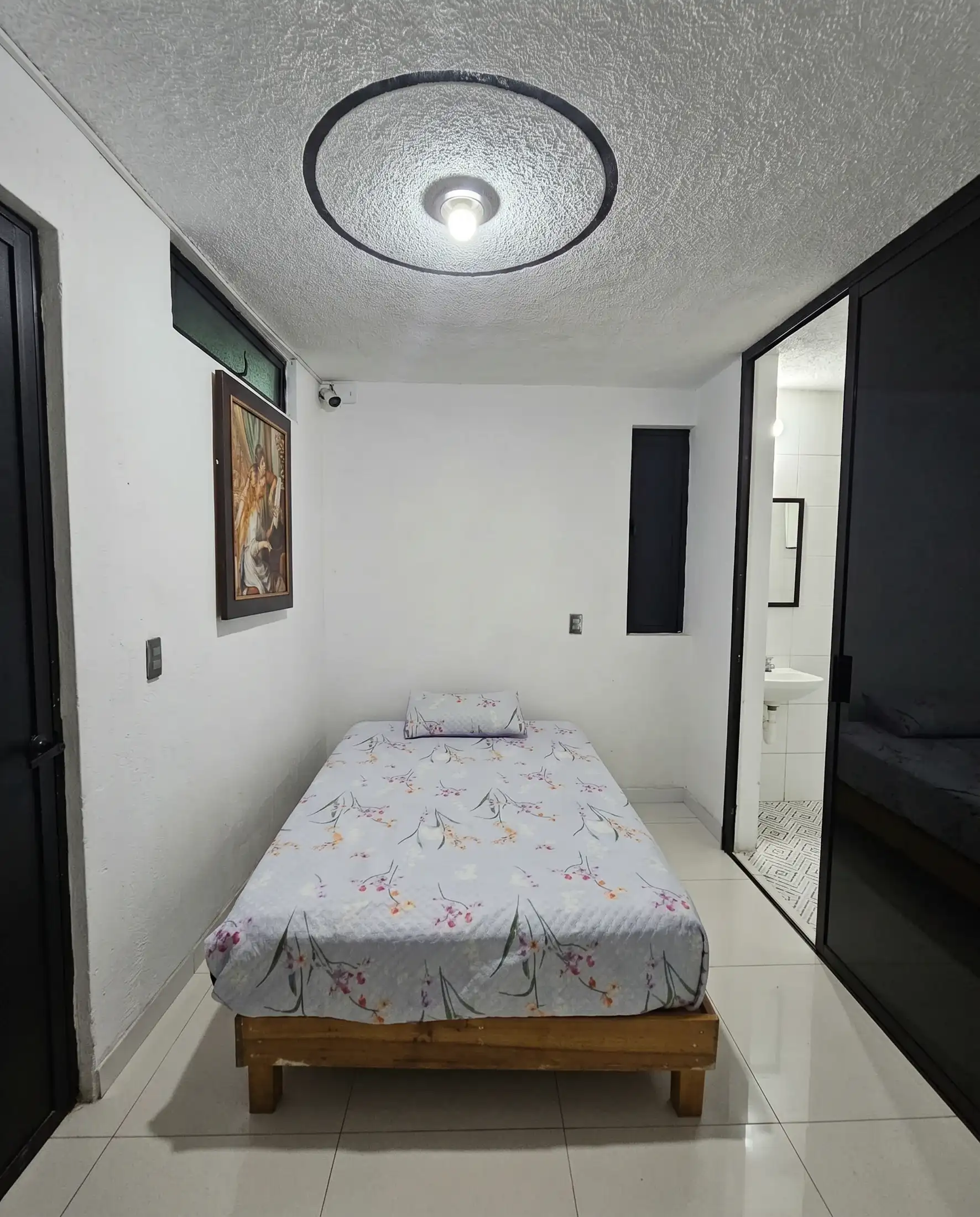 Habitación privada en Rayito: cama individual, baño privado y espacio personal